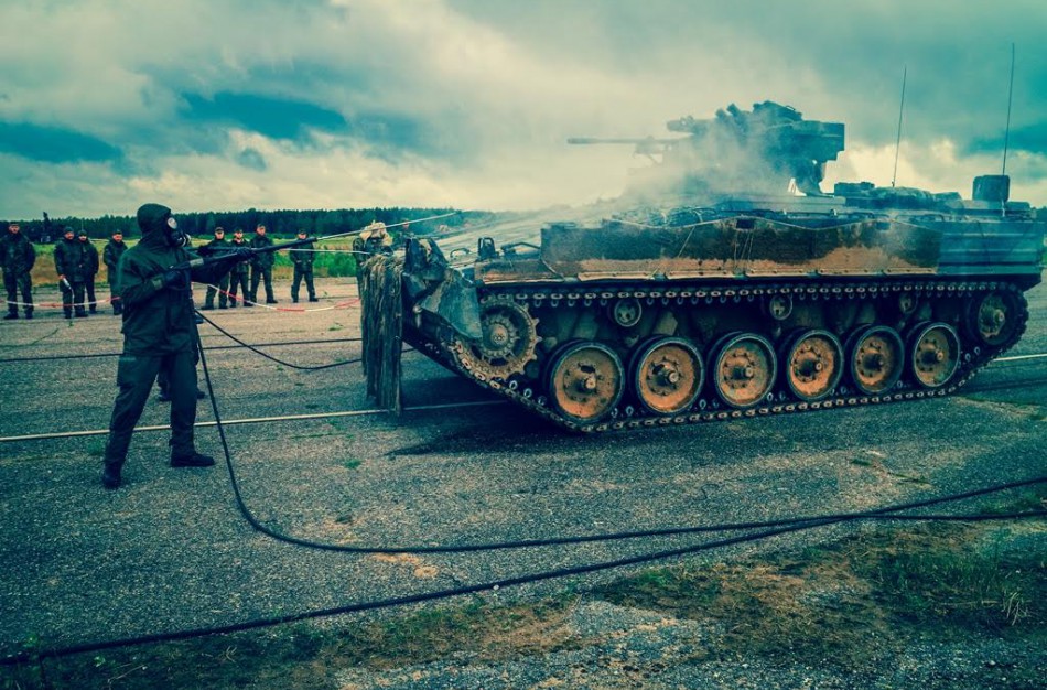 Kariai treniruojasi apsisaugoti nuo atominės, biologinės ar cheminės atakos