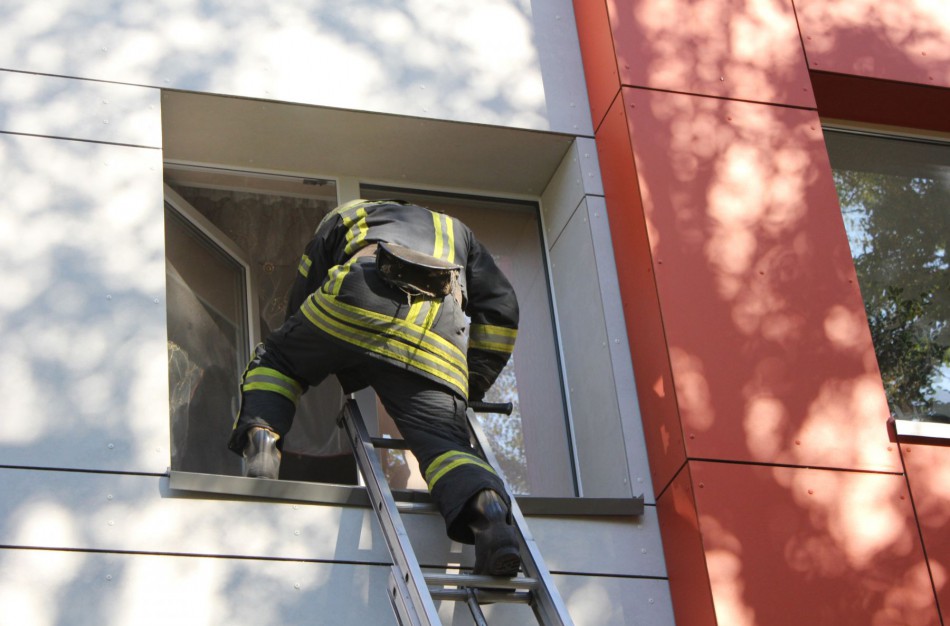 Negalėdama patekti į namus moteris iškvietė ugniagesius