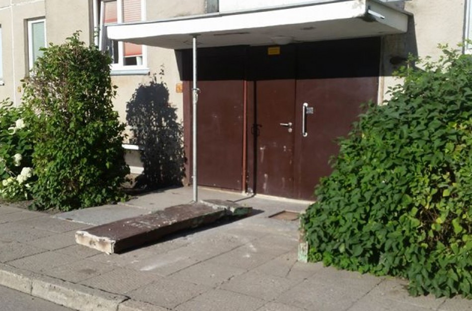 Vairuotojas pamiršo rankinį stabdį – nuriedėjęs nuo nuokalnės automobilis atsitrenkė į betoninę konstrukciją