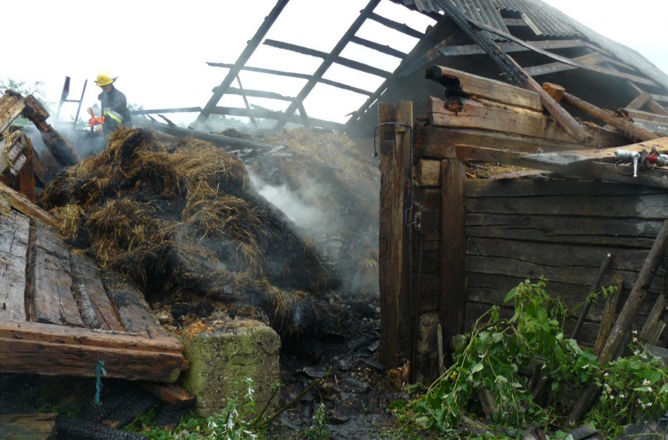 Upninkuose degė ūkinis pastatas