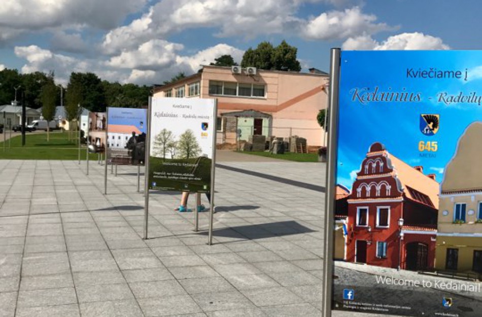Jonavos miesto centre – informaciniai stendai, kviečiantys atvykti į Kėdainius
