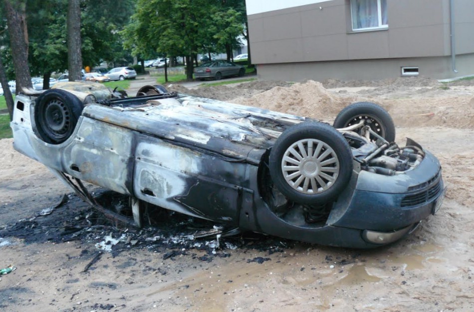 Naktis Rukloje: mušėsi, apvertė ir padegė automobilį, priešinosi policijos pareigūnams