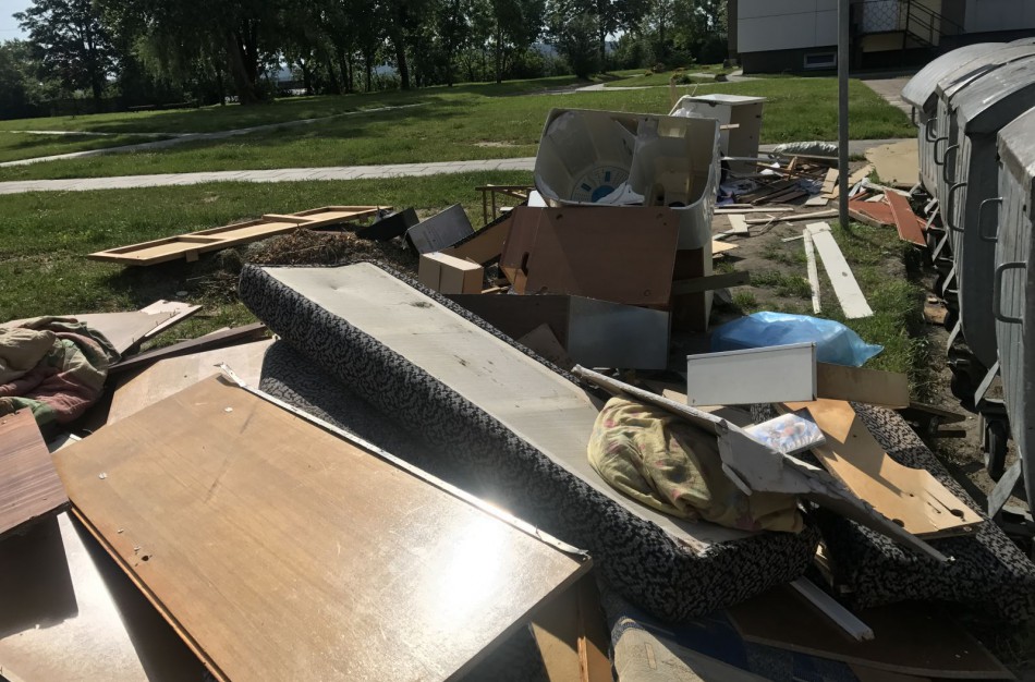 Po savaitgalio visos darbo dienos neužtenka surinkti prie konteinerių paliktas šiukšles