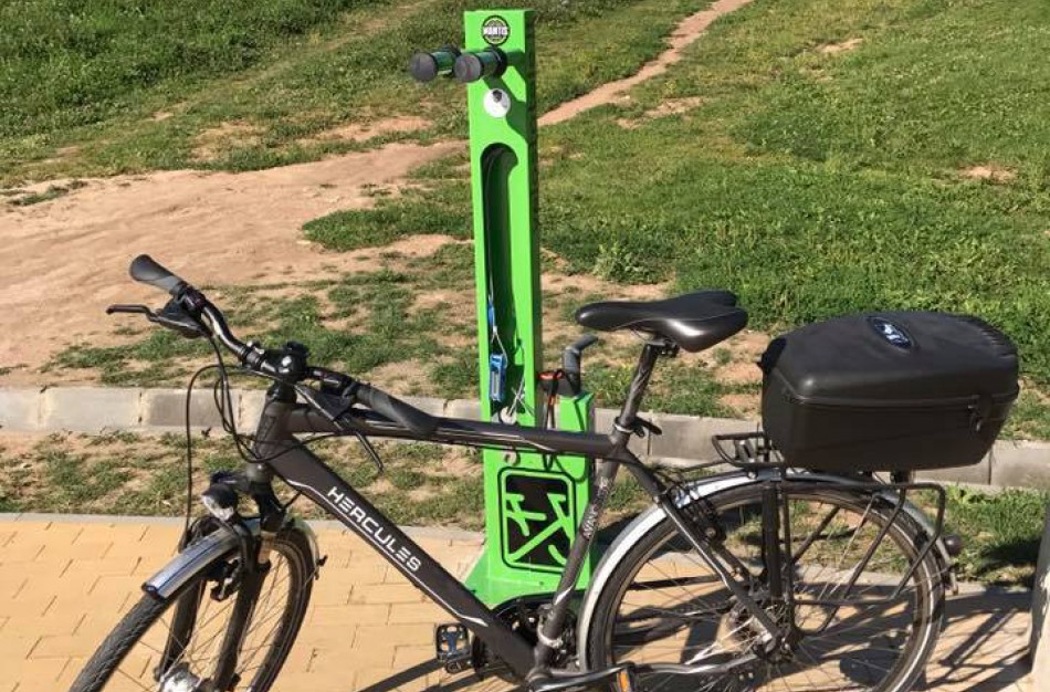 Prie miesto tvenkinio įrengtas dviračių remontui skirtas stovas