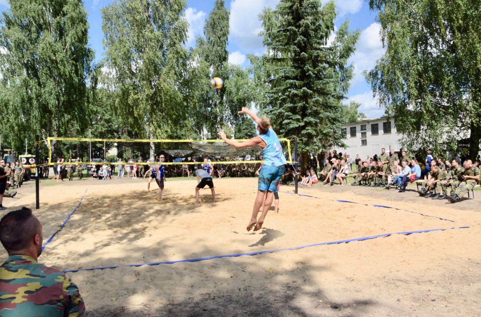 NATO bataliono kariai Ruklos gyventojams įrengė pliažo tinklinio aikštelę 