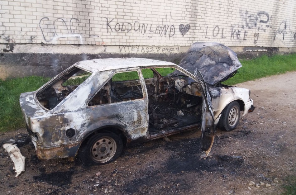 Prie garažų bendrijos sudegė automobilis, įtariamas padegimas
