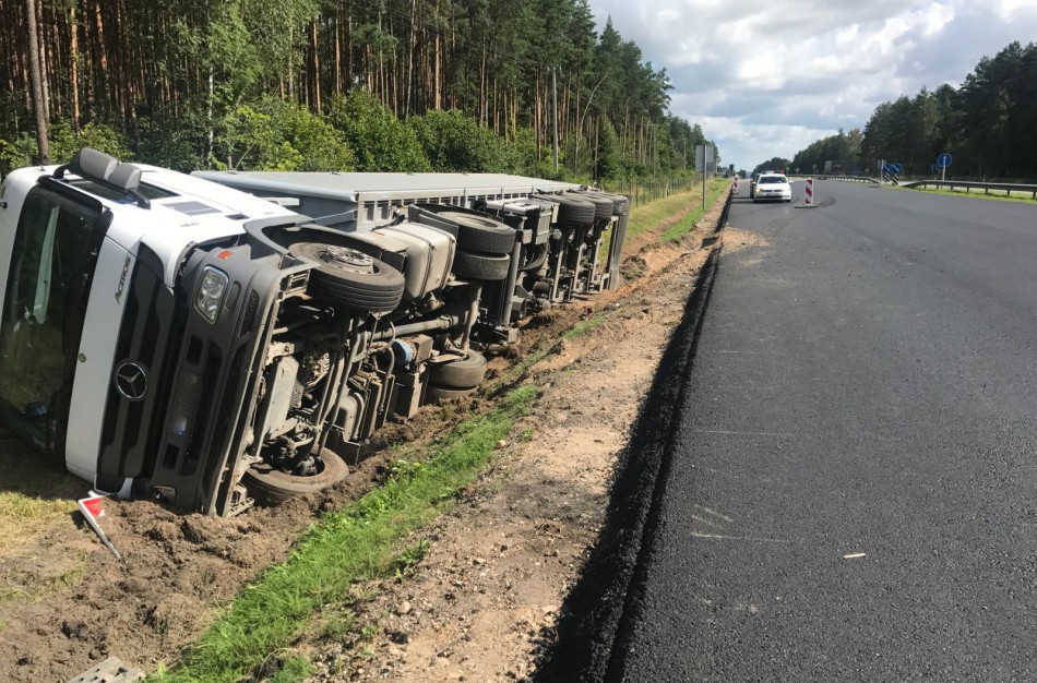 Jonavos rajone – avarija, nuo kelio nuvažiavo krovininis automobilis