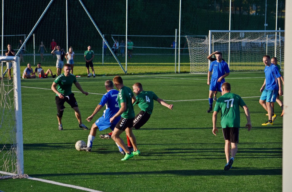 Intrigos futbolo pirmenybėse: pirmoji „Vikingų“ nesėkmė, triuškinanti „Ultros“ pergalė, nesužaistos rungtynės