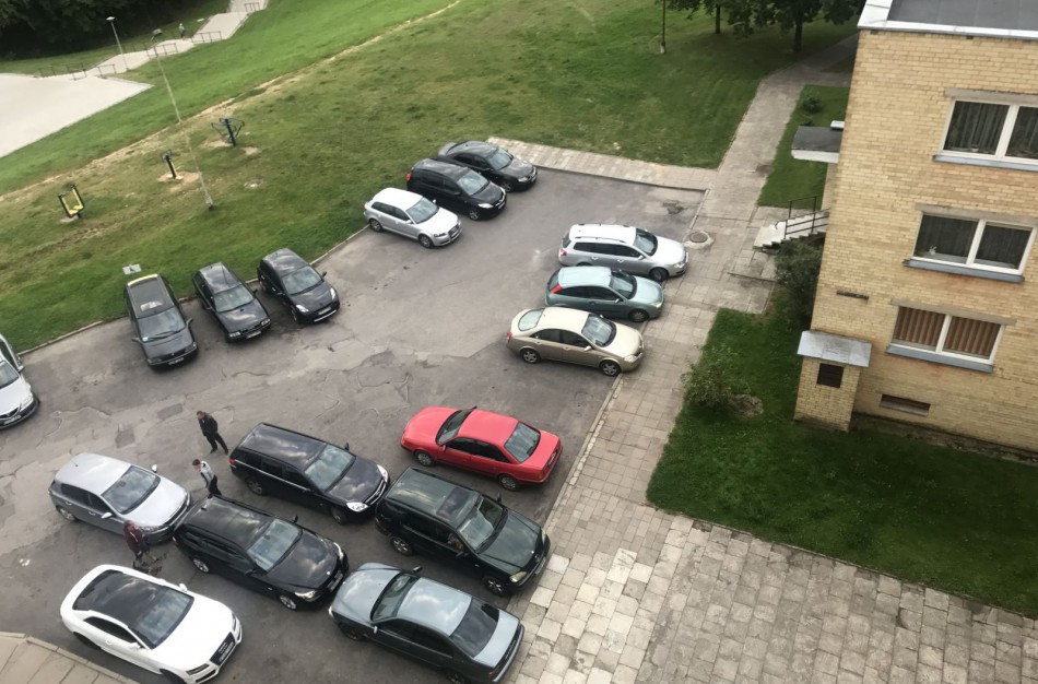 Kaip išvažiuoti, kai daugiabučio kieme užstatytas automobilis?