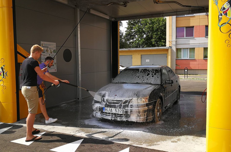 Jonavoje atidaryta automobilių savitarnos plovykla
