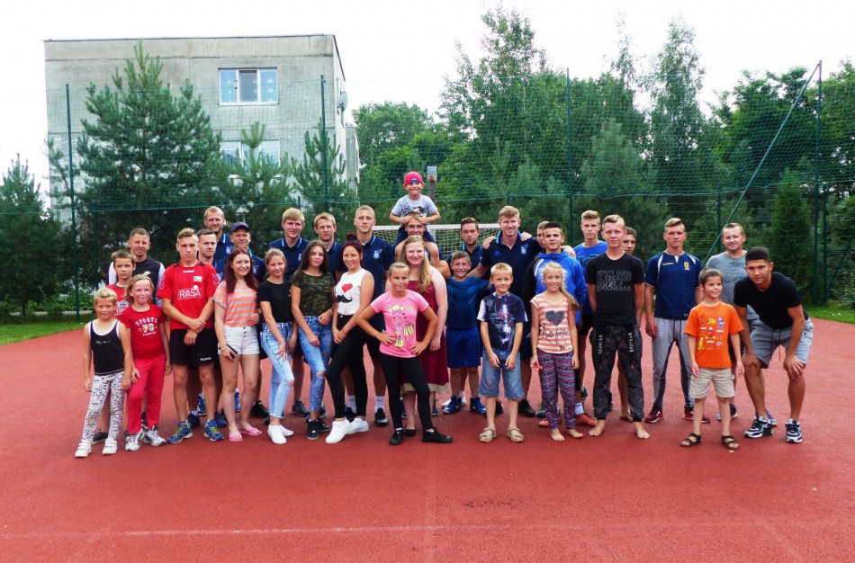 Vaikų globos namų mažieji praskaidrino „Jonavos“ futbolininkų nuotaiką
