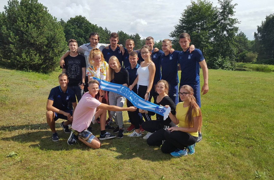 „Jonavos“ futbolininkai aplankė gimnazistų stovyklą