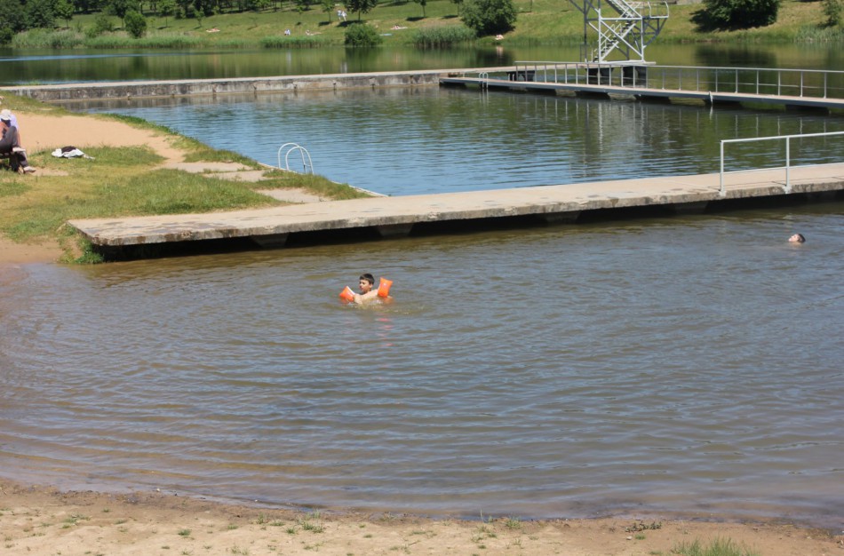 Joninių tvenkinyje maudytis galima
