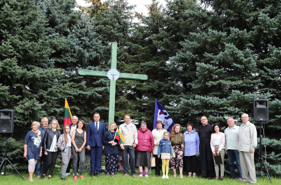 Jonaviečiai Baltijos kelią paminėjo automagistralėje Vilnius-Panevėžys, prie Jonavos rajono kryžiaus