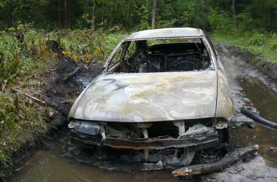 Miške paliktą automobilį padegė