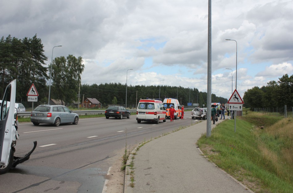 Avarijos metu Stašėnų sankryžoje sunkiai sužeistai mažametei reikia paramos 