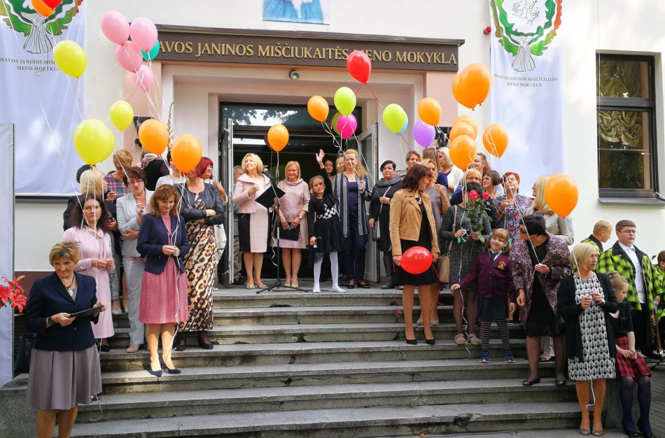 Nauji mokslo metai Jonavos J. Miščiukaitės meno mokykloje pasitikti teatralizuotai