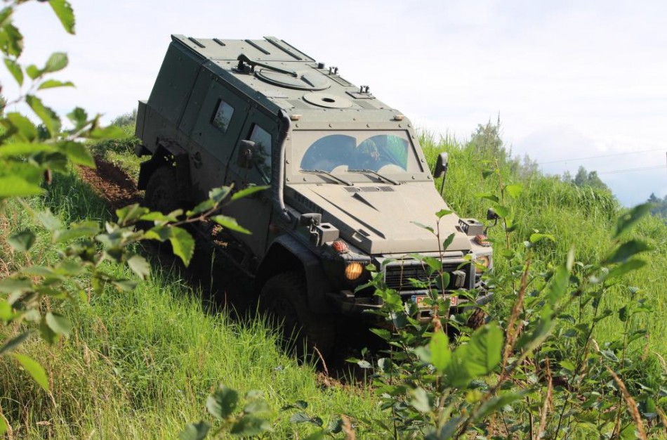 Gaižiūnų poligone Lietuvos ir sąjungininkams buvo pristatytos šarvuoto visureigio „LAPV“ galimybės 