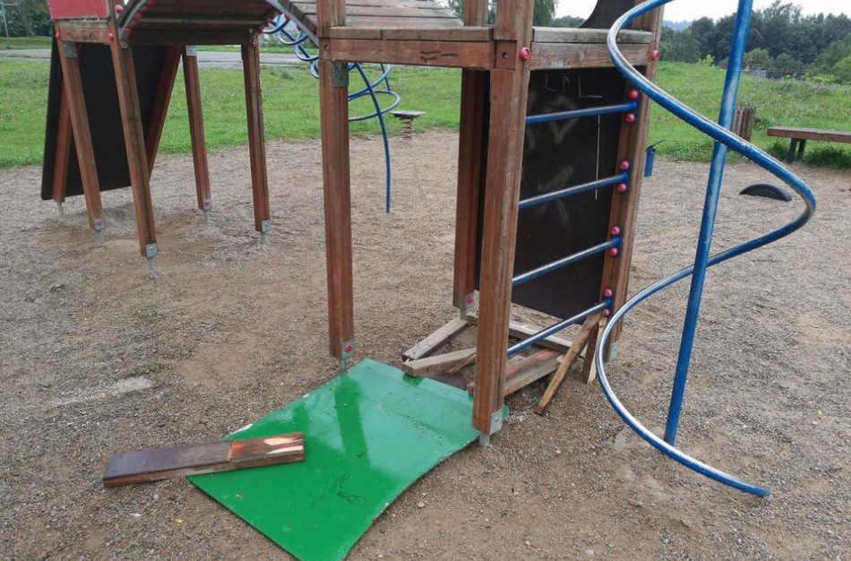 Suniokota vaikų žaidimų aikštelė