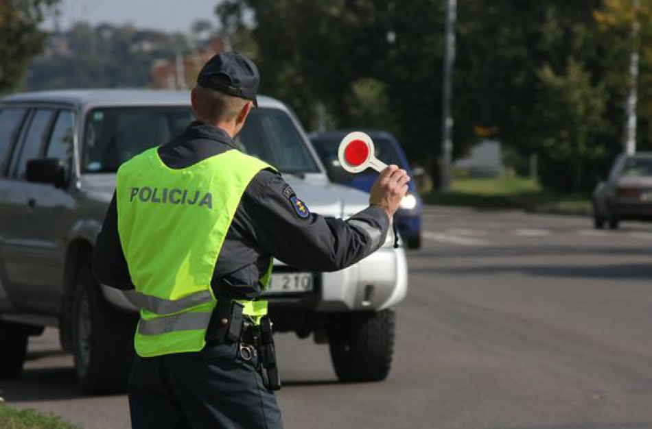 Reido metu nuo pareigūnų sprukęs vairuotojas toli nepabėgo (video)