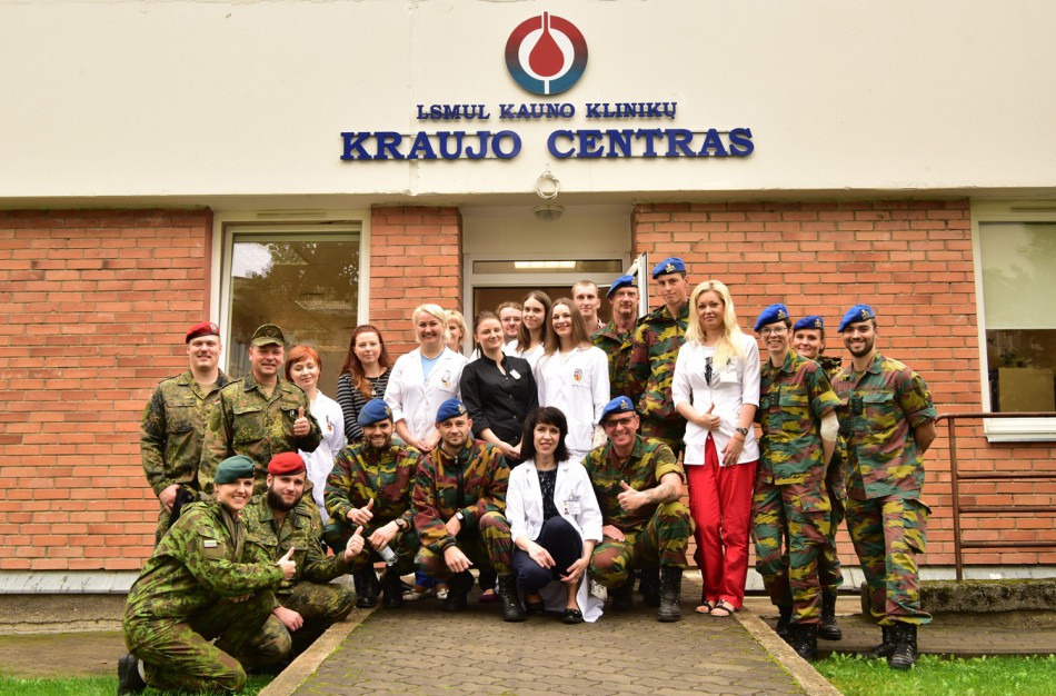 Dešimtys NATO priešakinių pajėgų bataliono karių dovanojo kraujo Kauno klinikinės ligoninės pacientams