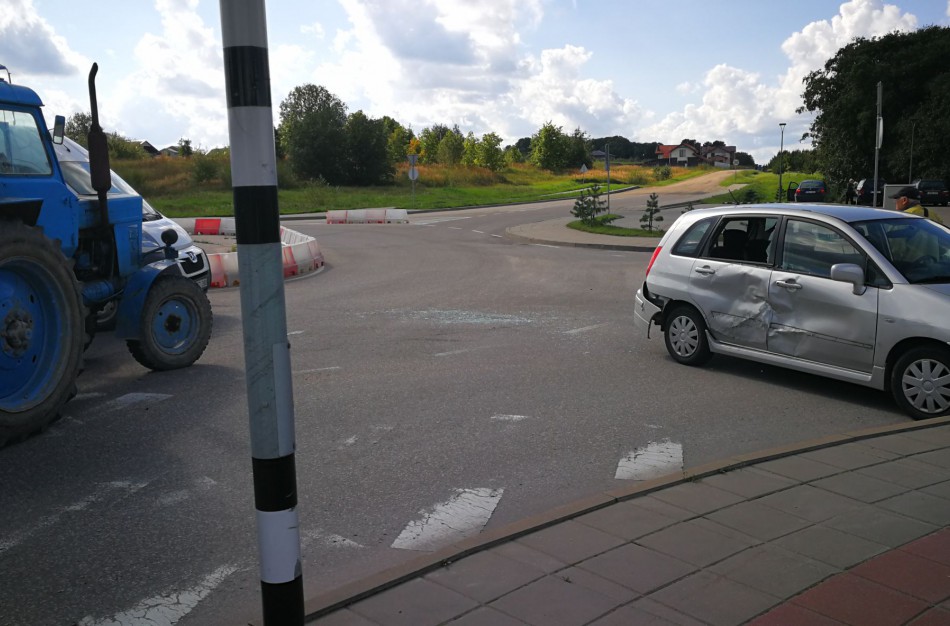 Žiedinėje sankryžoje traktorius atsitrenkė į lengvąjį automobilį