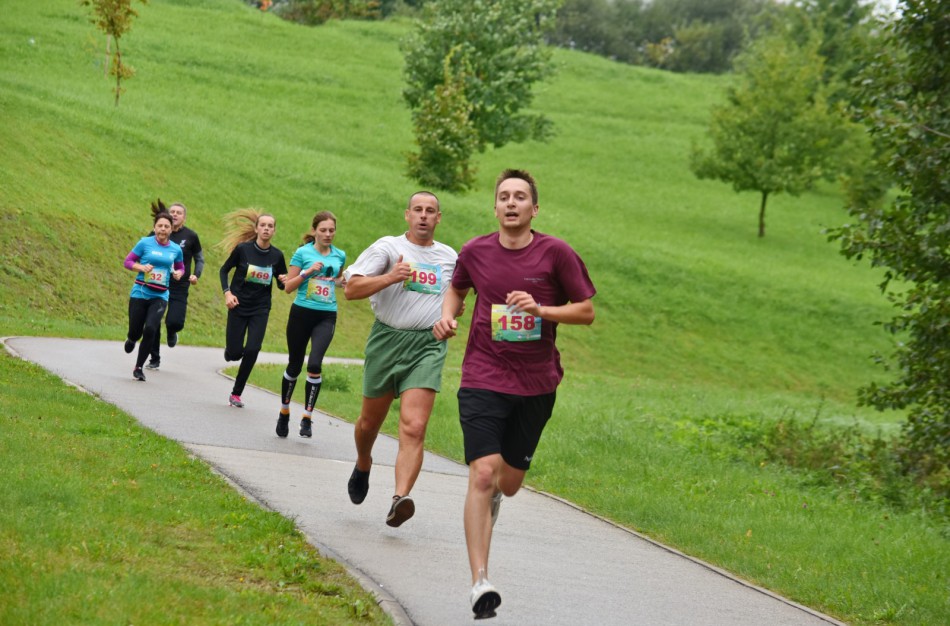Bėgimo entuziastus rudenėjanti Jonava pakvietė į devintąsias tradicines varžybas