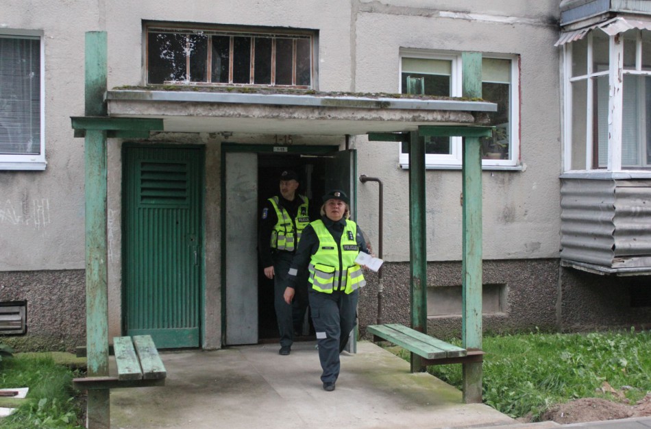Neįprasta policijos akcija daugiabučiuose: tikrino, ar gyventojai užsirakina duris