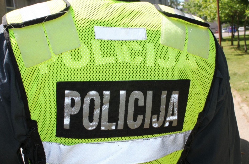 Vyras, kuriam teismas uždraudė artintis prie šeimos, namuose užsidarė su mažamečiu vaiku