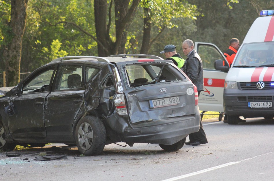 Kelyje į Ukmergę – avarija, du žmonės sužeisti 
