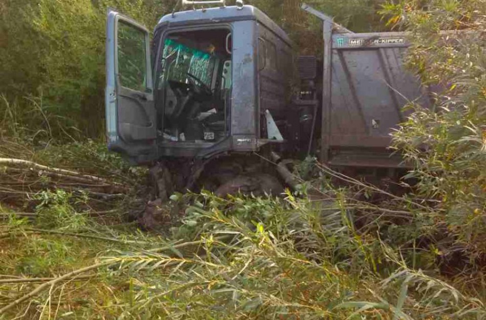 Sunkvežimio vairuotojas nuvažiavo nuo kelio