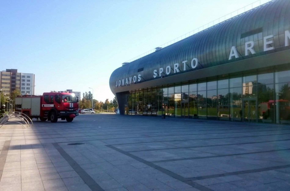 Ugniagesiai surengė pratybas Jonavos sporto arenoje