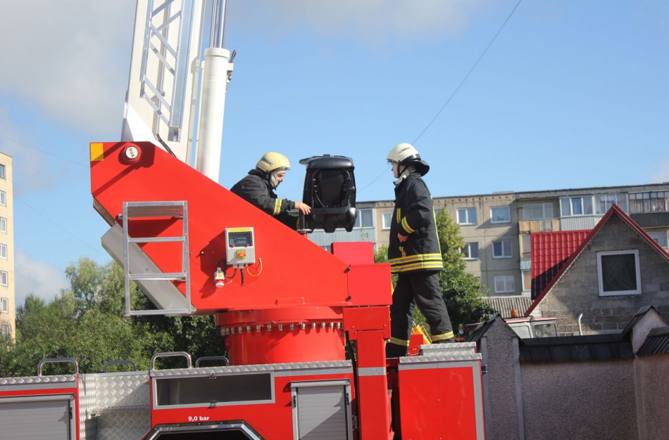 Namuose užsitrenkė dvejų metų vaikas: gelbėtojai lipo per balkoną