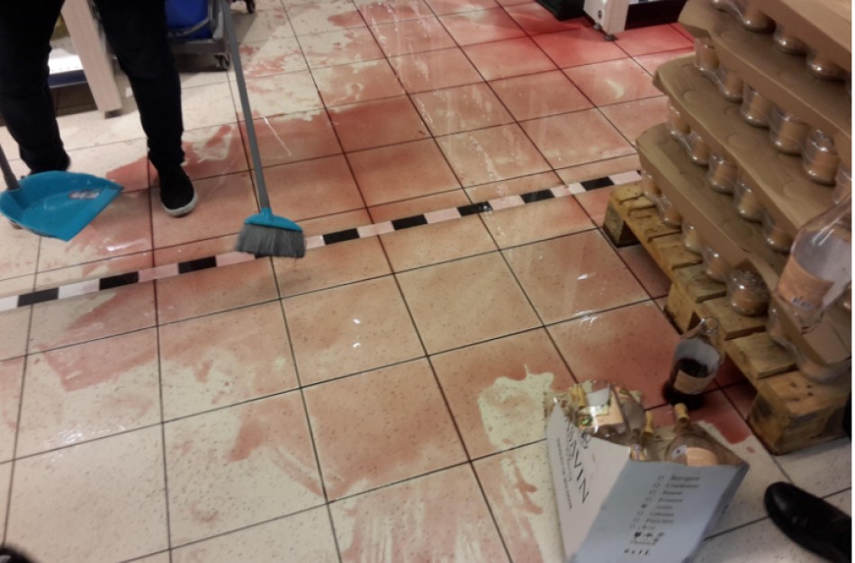 Situacija Jonavos prekybos centre: kas turi mokėti už sudaužytus alkoholinių gėrimų butelius?