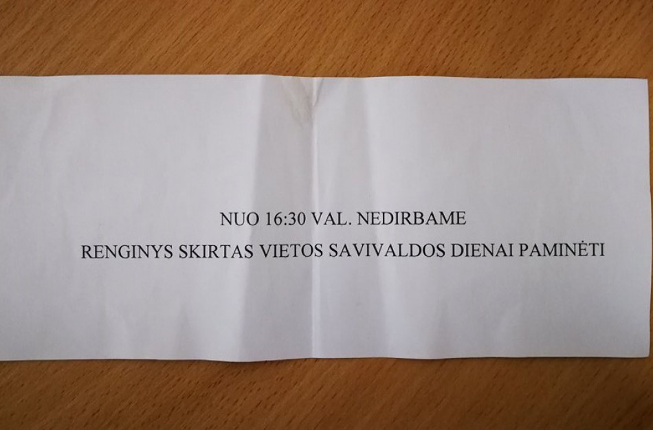 Verslininkas pasipiktino: į savivaldybę atėjęs darbo metu, rado užrakintas kabinetų duris
