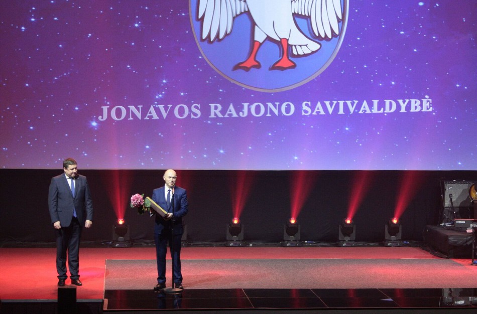 Jonavos rajono savivaldybei įteiktas „Auksinės krivūlės“ apdovanojimas