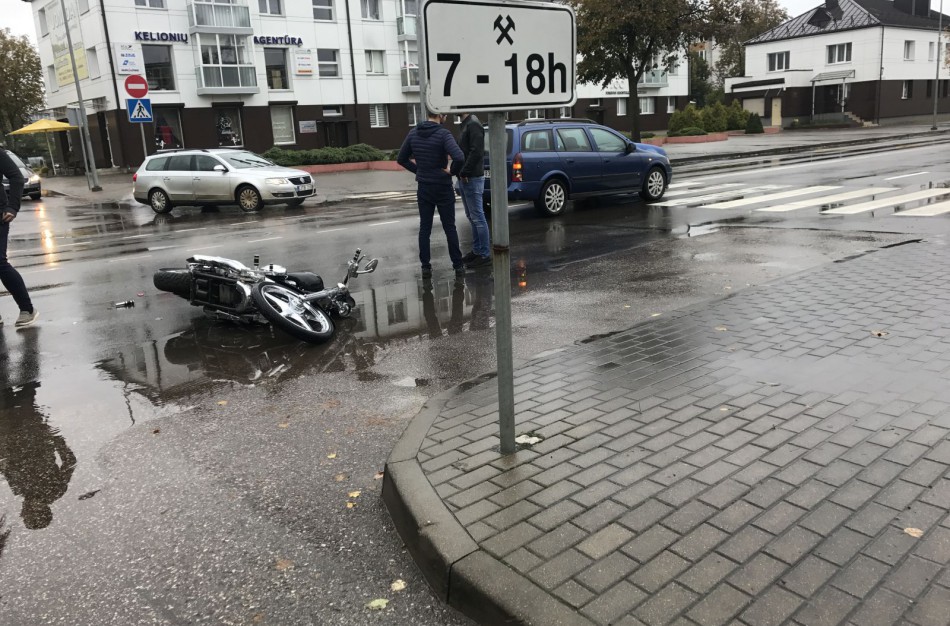 Savaitgalį eismo įvykio metu susižalojęs motociklininkas buvo neblaivus
