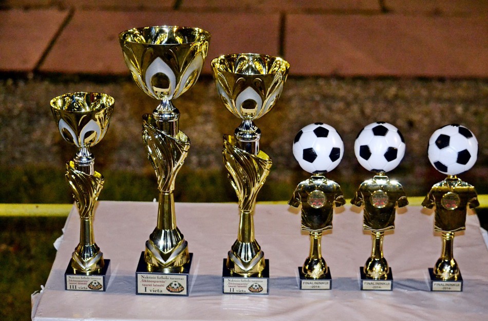 Komandų vadovų pasitarimas dėl artėjančio naktinio futbolo turnyro