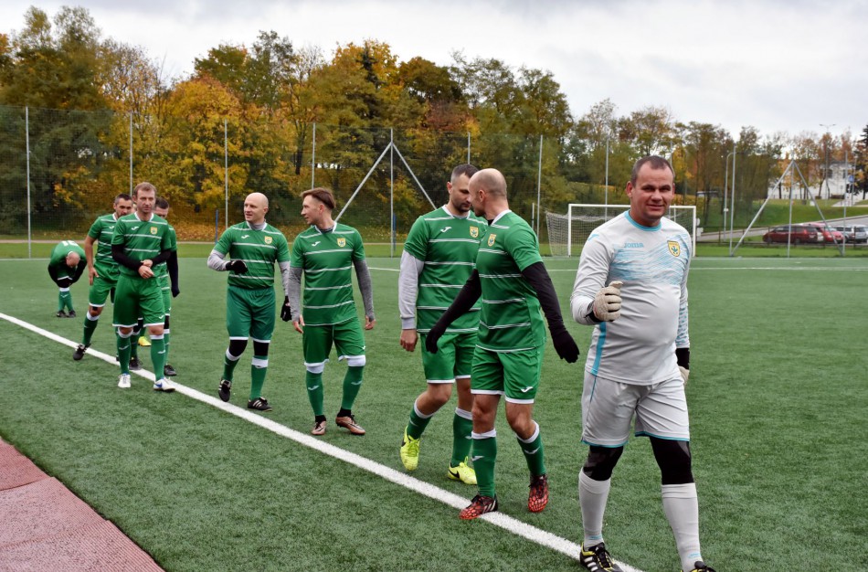 Tik po permainingos kovos ir apmaudaus įvarčio senjorai pralaimėjo pusfinalį