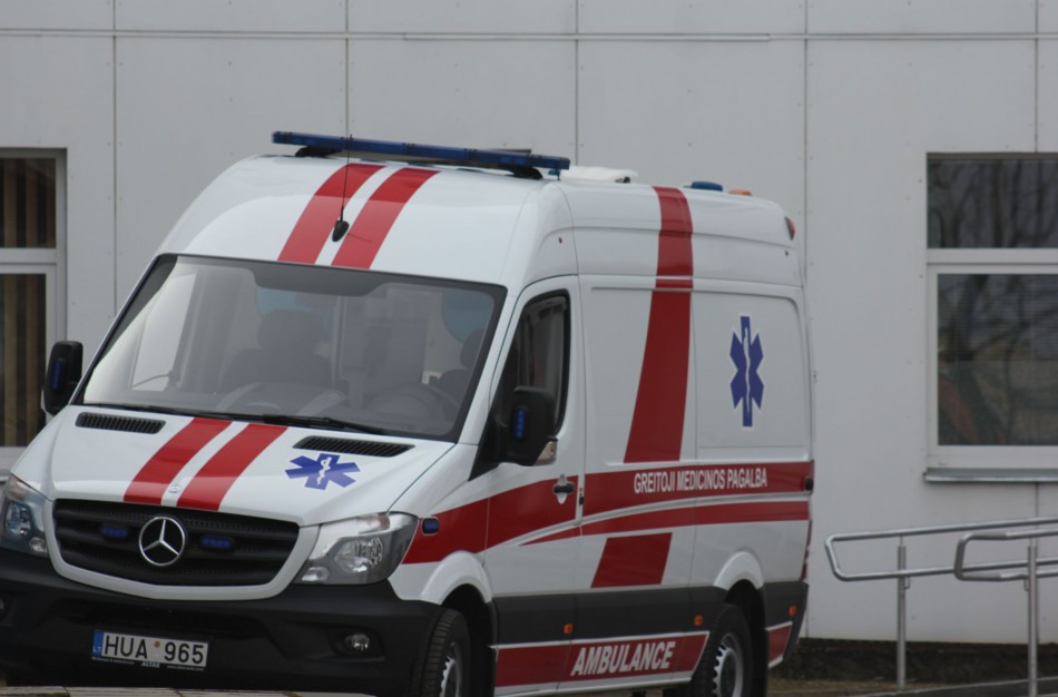 Mažametė peiliu susižalojo akį, mergaitės mama tuo metu buvo neblaivi