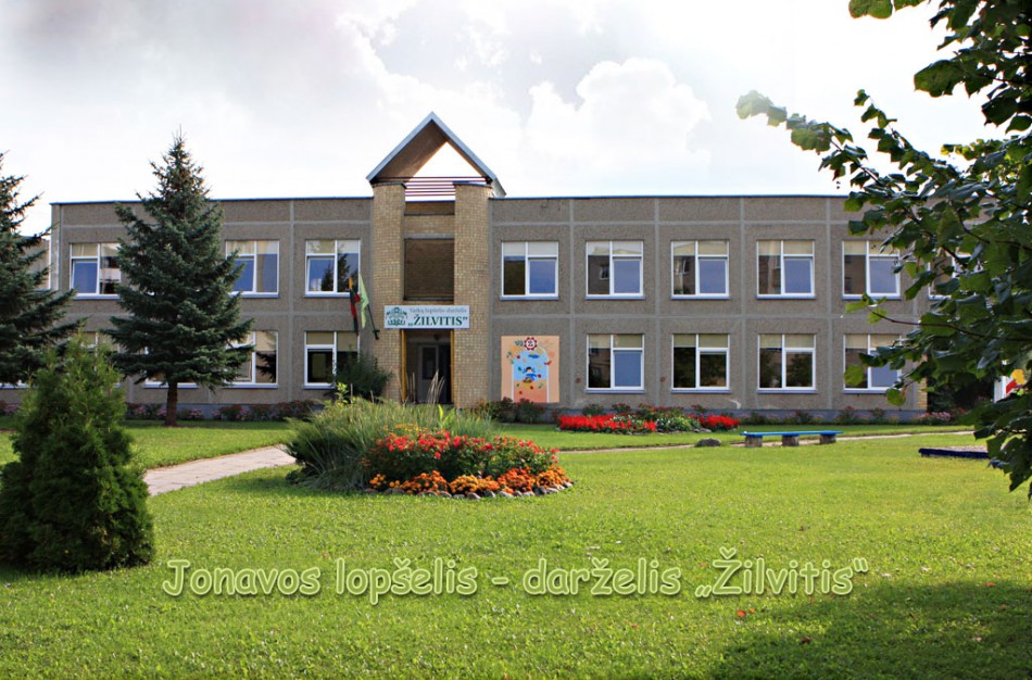 Ant darželio stogo susižalojo žmogus