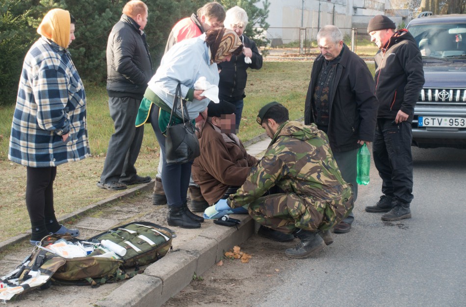 Nyderlandų kariai suteikė pirmąją pagalbą nukentėjusiam gyventojui 