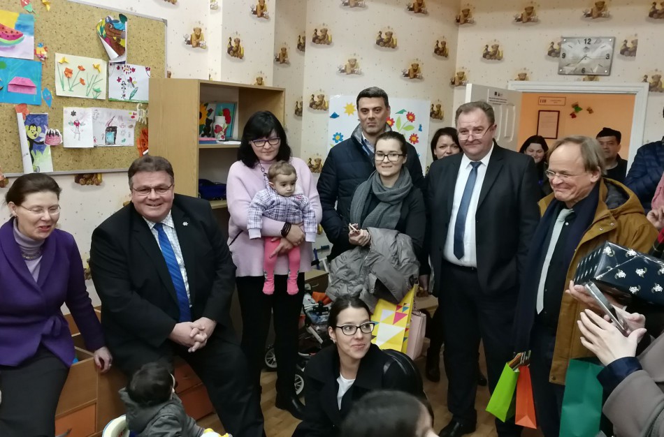 Užsienio reikalų ministro L. Linkevičiaus dovanos užsieniečių vaikams