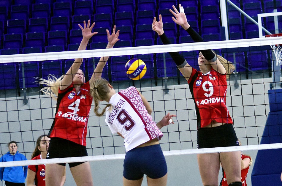 Sirgalius nudžiuginusios Jonavos tinklininkės įsirašė pergalę prieš viešnias iš Rygos