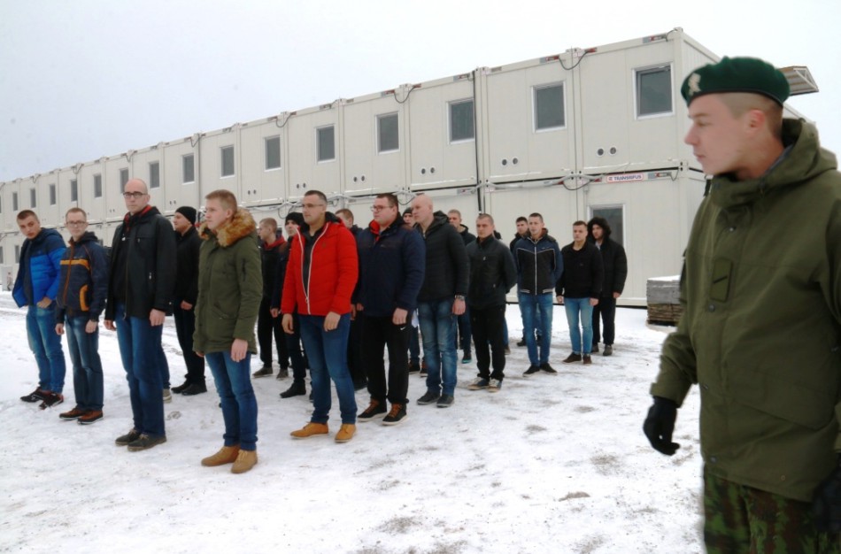 Šauktiniai kariai pildo naujai įsteigtus Lietuvos kariuomenės karinius vienetus
