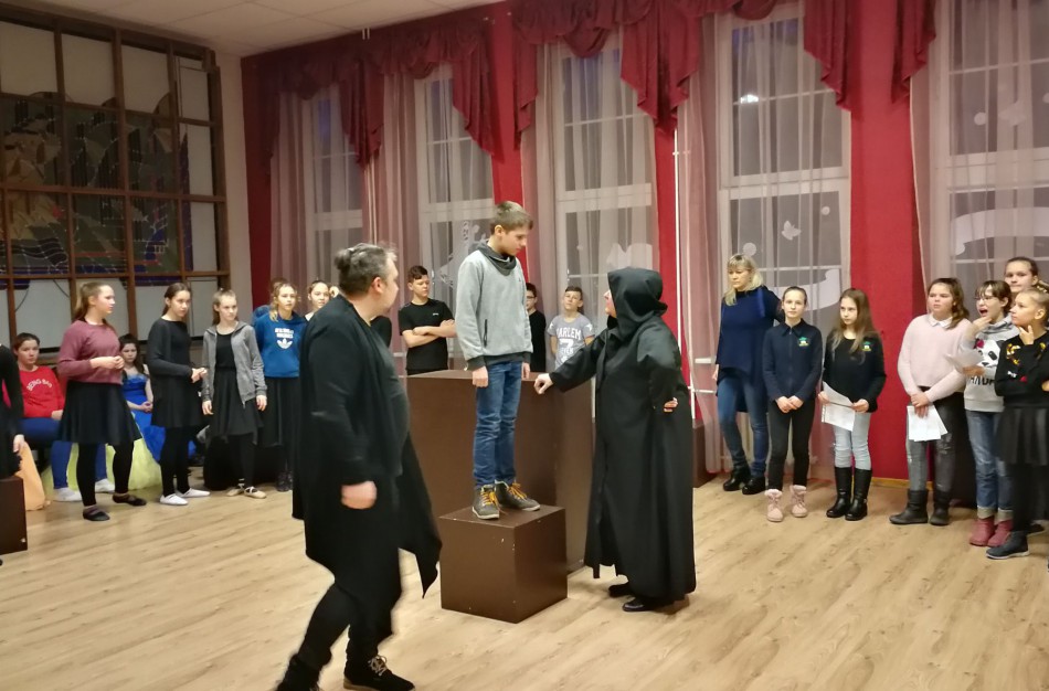 Net 210 aktorių muzikiniame spektaklyje "Nykštukas nosis"