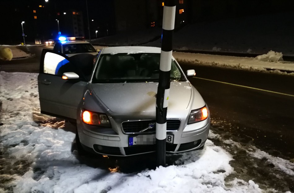 Būkite atsargūs-mieste yra slidžių ruožų