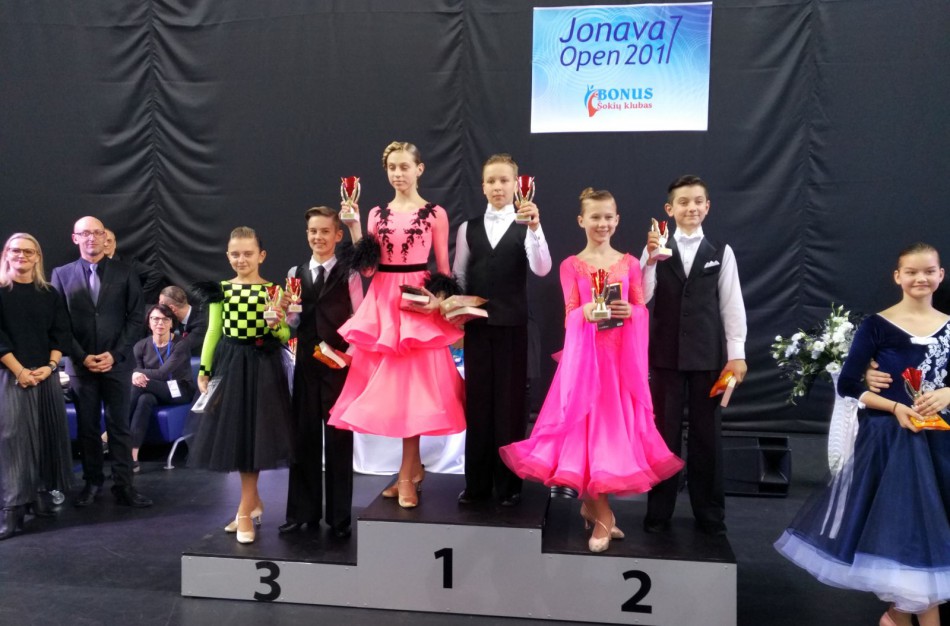 Net 300 šokėjų porų iš penkių pasaulio šalių susitiko Jonavos sporto arenoje