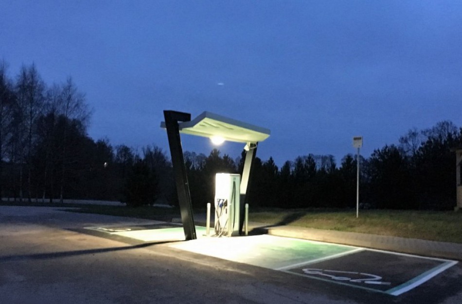 Magistralėse jau veikia 10 naujų elektromobilių įkrovimo prieigų