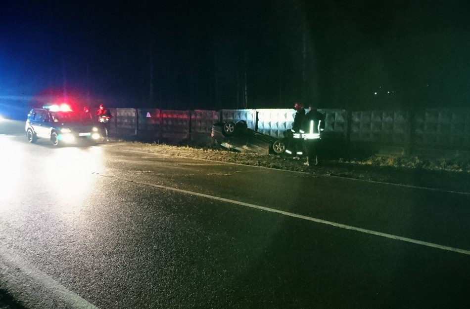 Automobilis griovyje ir "ant stogo"